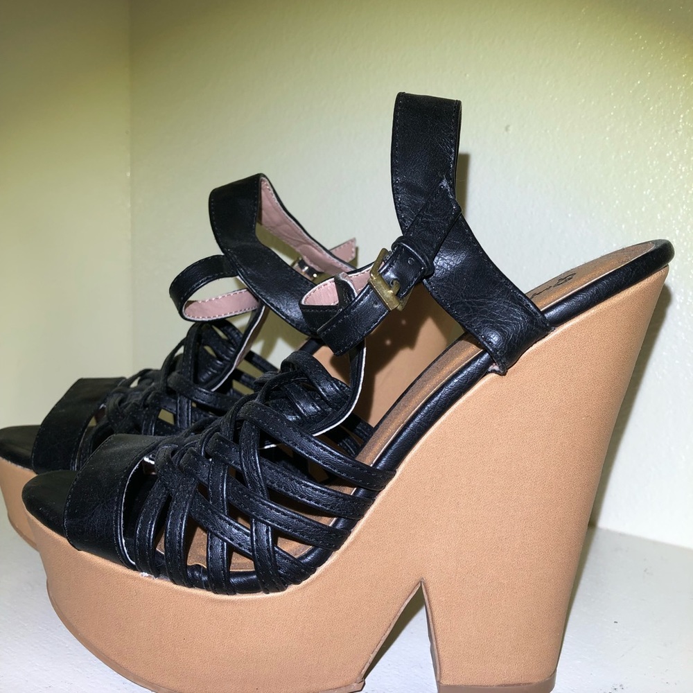 Black quips Wedges